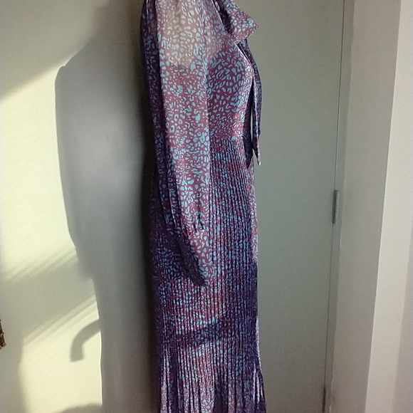 POLY PLEATED SECRETARY DRESS - Picture 7 of 11